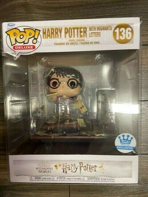 Funko POP! Harry Potter Deluxe Harry Potter with Hogwarts Letters