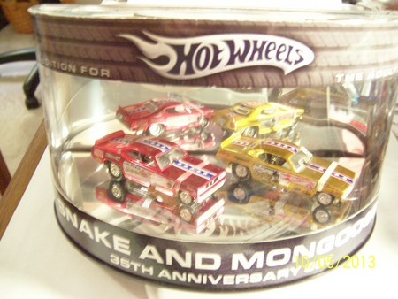 HOT WHEELS 2006 Snake and Mongoose 35th Anniversary Set Red Gold