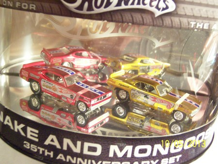 HOT WHEELS 2006 Snake and Mongoose 35th Anniversary Set Red Gold