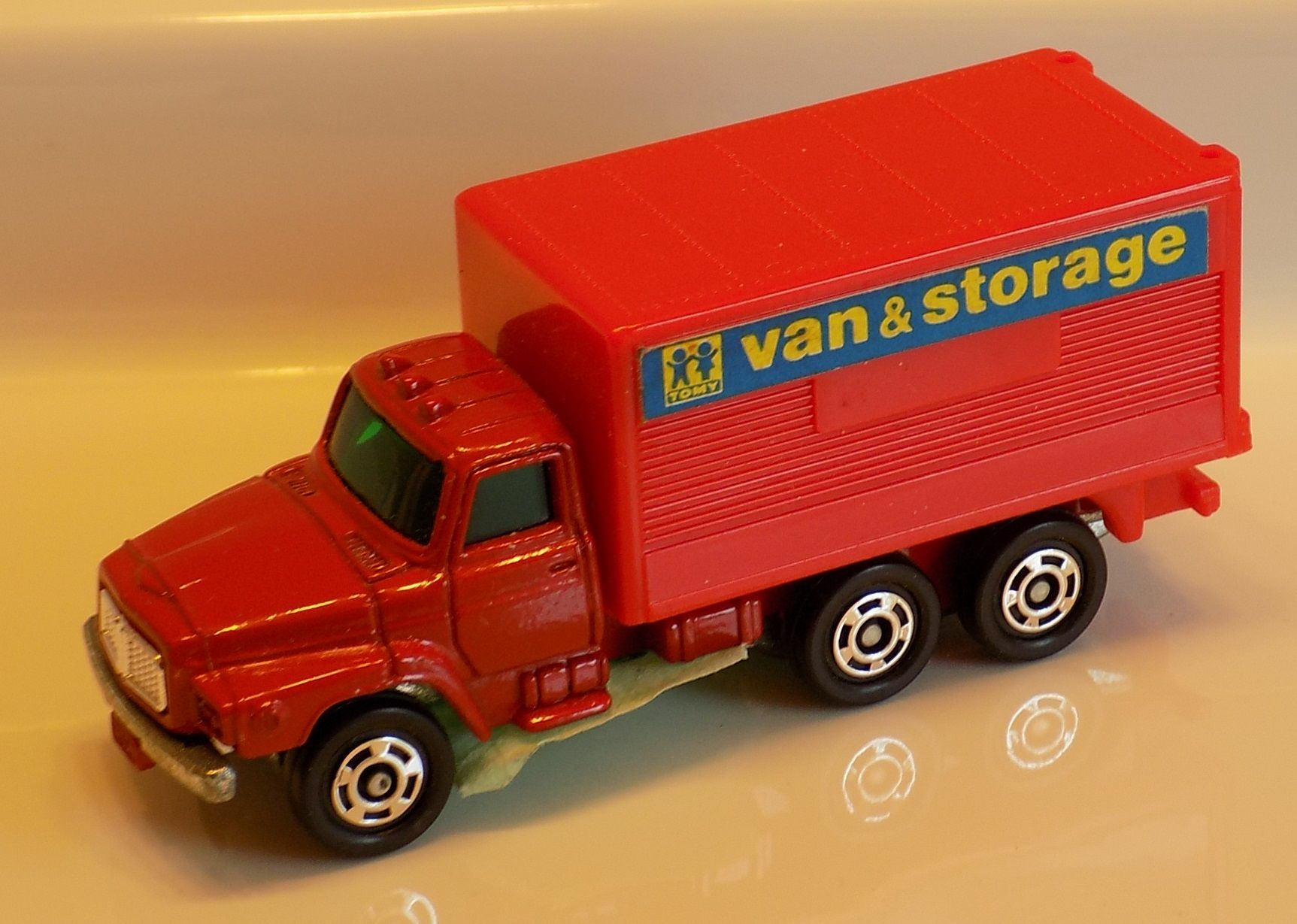 Mint Loose Tomica Nissan Diesel Storage Truck 16. Made in Japan