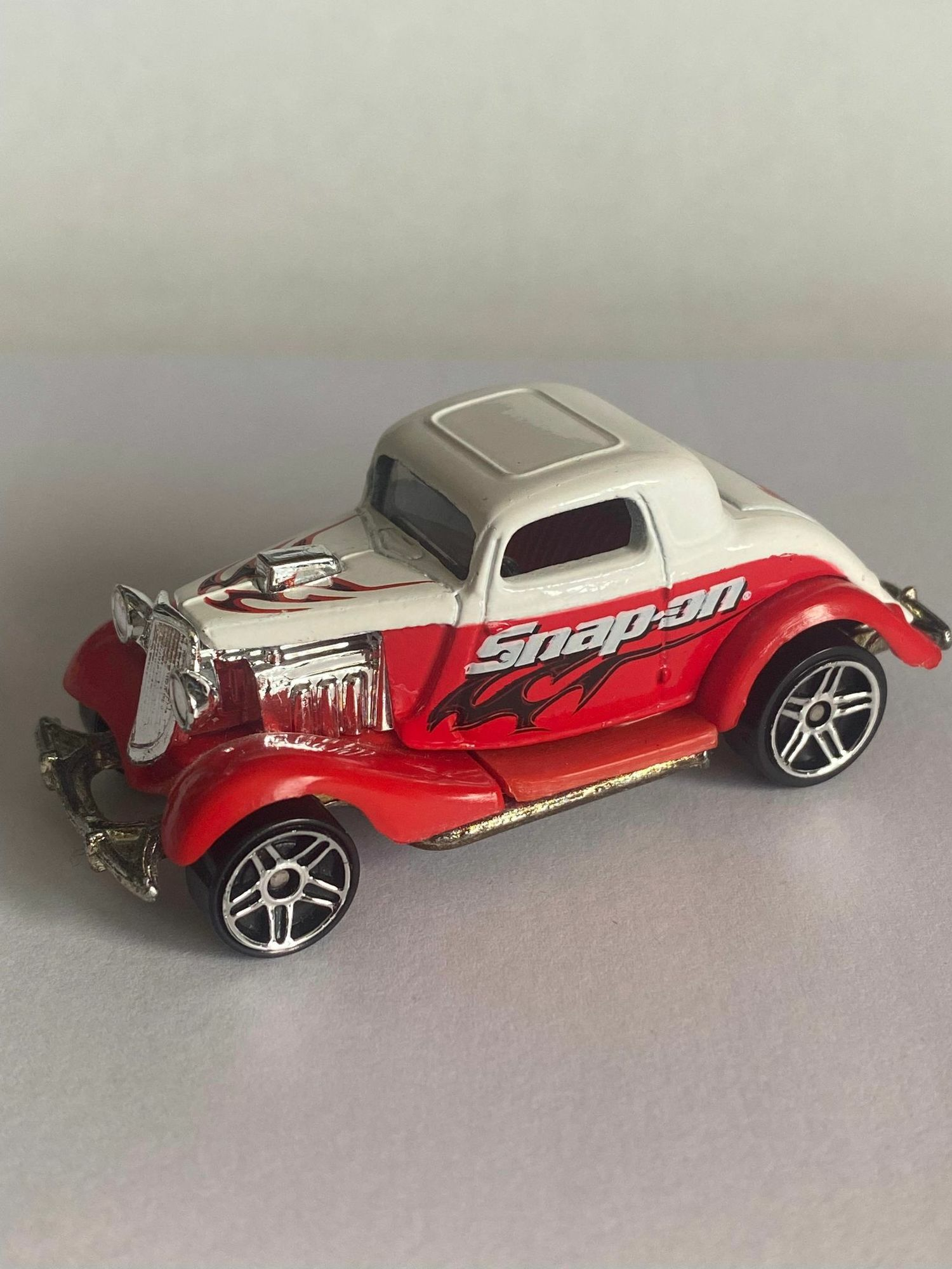 Hot wheels snap outlet on service station