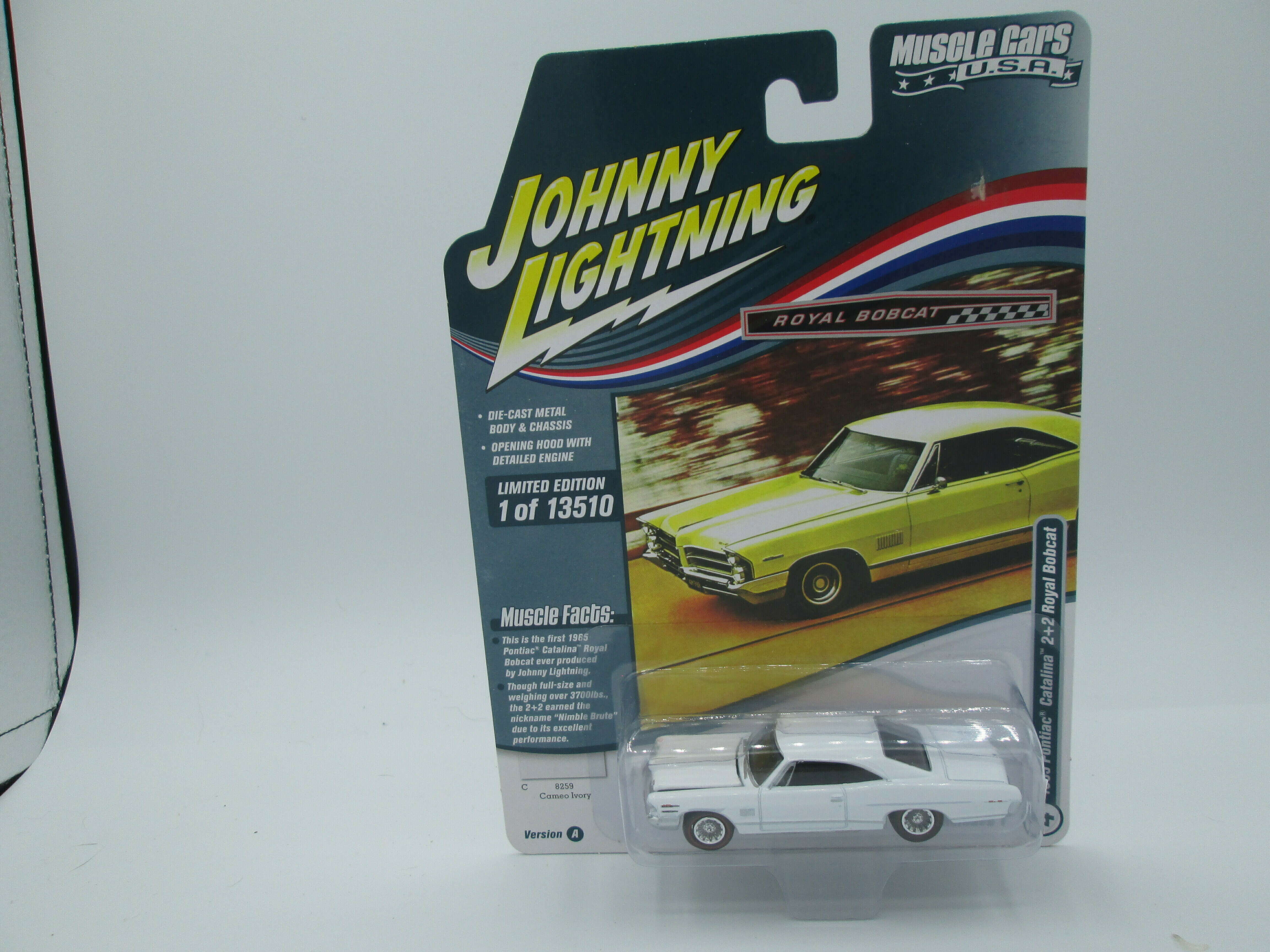 Johnny Lightning Muscle Cars USA - 1965 Pontiac Catalina 2+2 Royal
