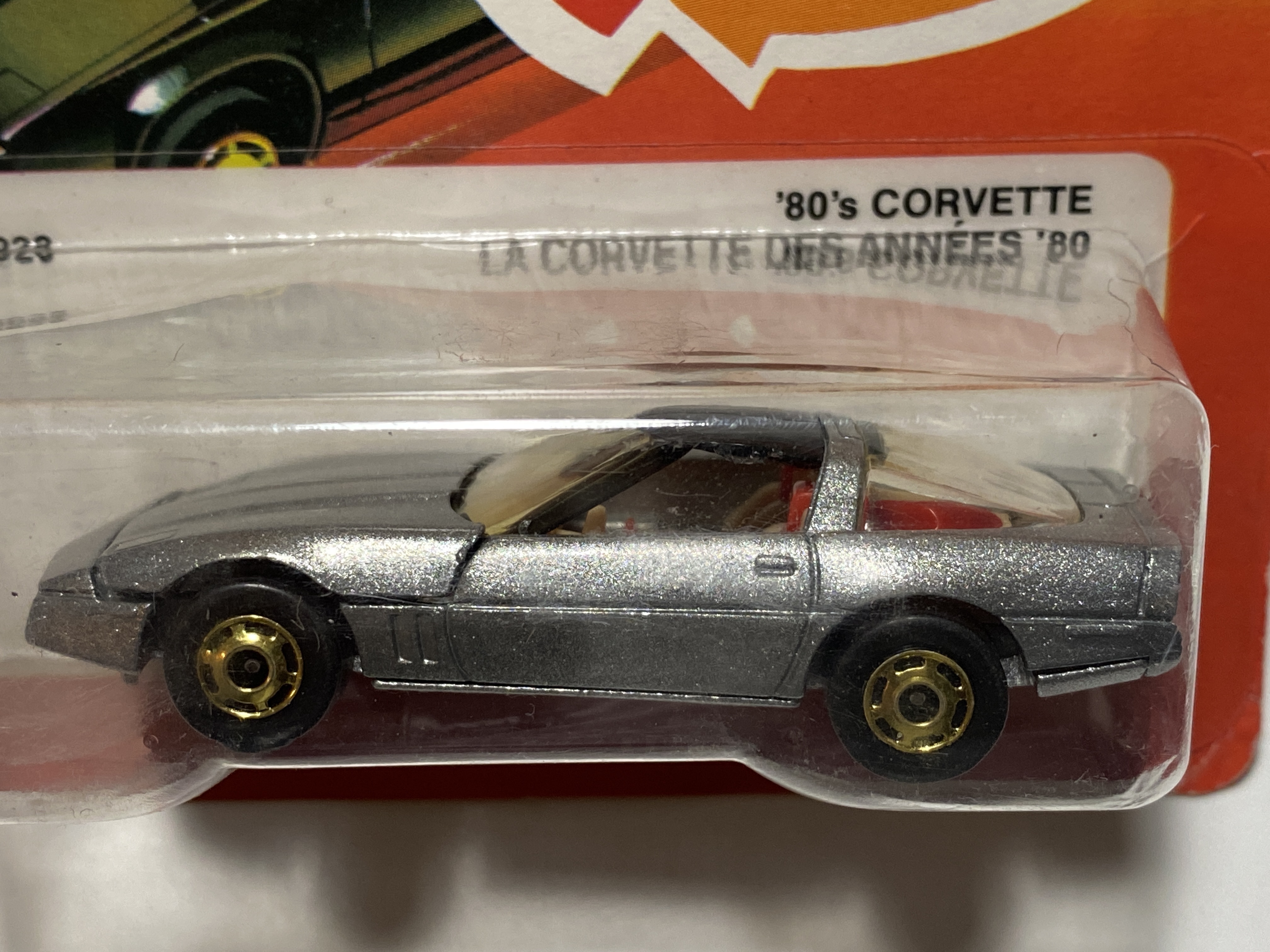 Hot Wheels 1983 The Hot Ones 80s Corvette Silver Red Bag on Tan